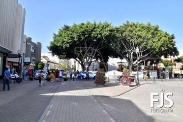 El Cabildo supervisa la finalización de las obras de mejora en la Zona Comercial Abierta de Los Llanos/Francisco Javier Santana.